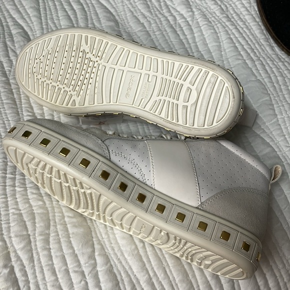 White size 7 women’s high top white sneakers with gold accents - Picture 6 of 7